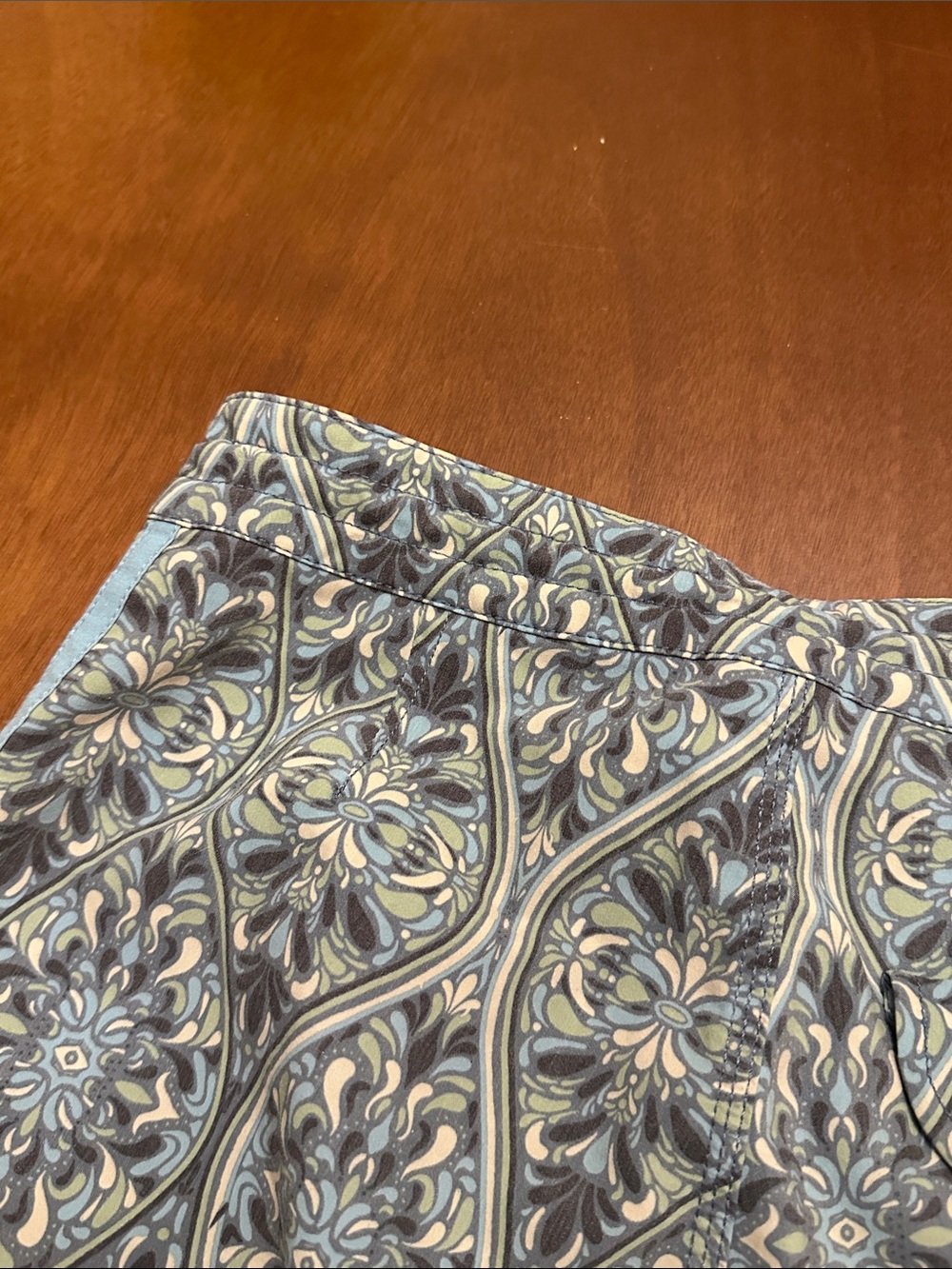 VISSLA Blue Floral-Patterned Men’s Swim Board Shorts - Picture 13 of 14